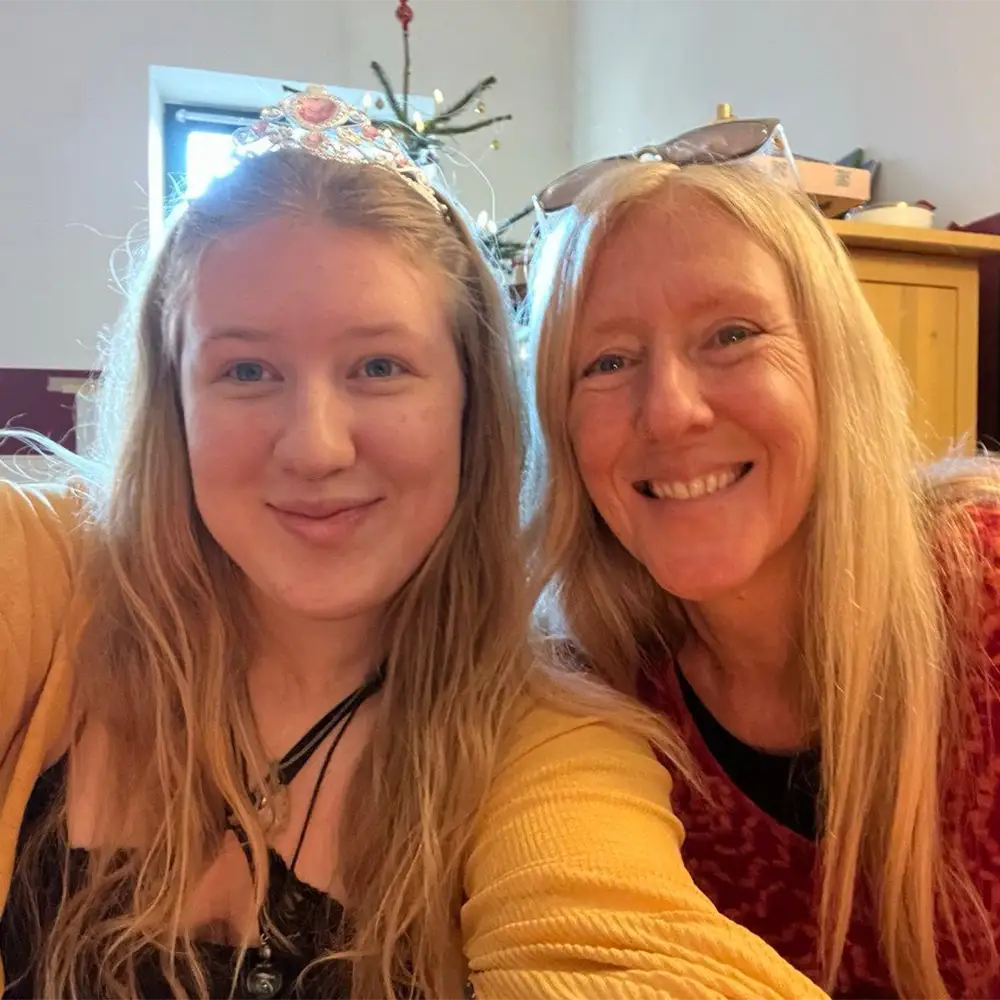 Angela und Lea Winkler, Seins-Pädagoginnen, Kunsttherapeutin (i.A.), Individualpädagogin, Systemische Familienberaterin, ausgebildet am BITEP